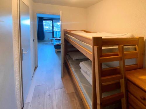 Ce lit superposé se trouve dans un dortoir doté d'un couloir. dans l'établissement Résidence Le Cairn - Studio 4 personnes en cœur de station MAE-0824, aux Orres