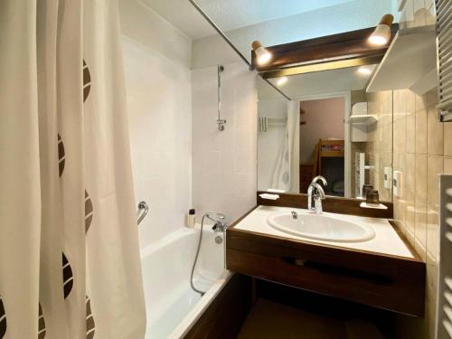 une salle de bain avec un lavabo, une douche et un miroir dans l'établissement Résidence Le Cairn - Studio 4 personnes en cœur de station MAE-0824, aux Orres