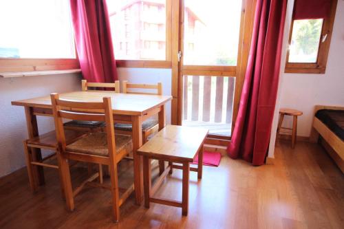 une salle à manger avec une table et des chaises et une fenêtre dans l'établissement Résidence Michailles - Studio 4 personnes à Vallandry en centre station et proche des pistes MAE-1955, à Peisey-Nancroix