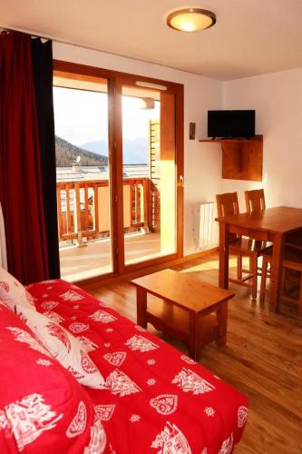 - un salon avec un lit et une table avec vue dans l'établissement Les Chalets De Bois Mean - Résidence le Bois Méan 2 pièces 4 personnes N°A307 MAE-0904, aux Orres
