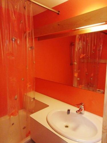 une salle de bain avec un lavabo et une douche dans l'établissement Résidence Grand Arbois - Studio 4 personnes au cœur de la station d'Arc 1800 dans le village des Villards, proche des pistes et des commerces MAE-1957, à Arc 1800