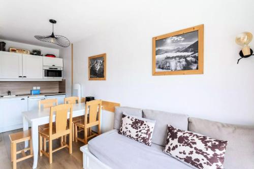 un salon avec un canapé et une table dans l'établissement Résidence Le Thabor - maeva Home - Appartement 2 Pièces 5 Personnes - Sélection MAE-4741, à Le Désert