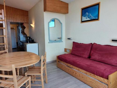 un salon avec un canapé et une table dans l'établissement Résidence Belles Challes - Studio 4 personnes à Arc 1800 skis aux pieds et proche des commerces dans le village du Charvet MAE-1962, à Arc 1800