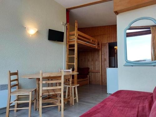 een kamer met een tafel en een stapelbed bij Résidence Belles Challes - Studio 4 personnes à Arc 1800 skis aux pieds et proche des commerces dans le village du Charvet MAE-1962 in Arc 1800