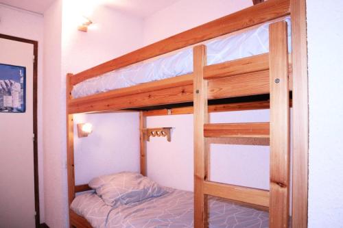 a bunk bed in a room with a bunk bed in a bedroom at Résidence LE POUZENC - Studio pour 6 Personnes 994 in Les Orres