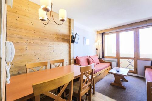 une salle à manger avec une table et un canapé dans l'établissement Résidence Les Constellations - maeva Home - Studio 4 personnes Confort MAE-5086, à La Plagne Tarentaise