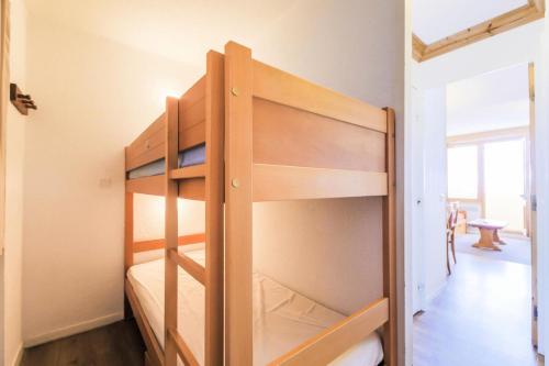 Ce lit superposé se trouve dans une petite chambre dotée d'une fenêtre. dans l'établissement Résidence Les Constellations - maeva Home - Studio 4 personnes Confort MAE-5086, à La Plagne Tarentaise
