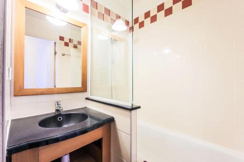 une salle de bain avec un lavabo, un miroir et une baignoire dans l'établissement Résidence Les Constellations - maeva Home - Studio 4 personnes Confort MAE-5086, à La Plagne Tarentaise