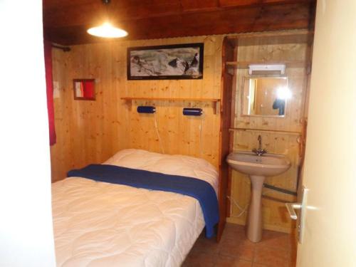 une petite chambre avec un lit et un lavabo dans l'établissement Beau chalet au départ des pistes - Chalet 6 pièces 12 personnes MAE-4869, à Aime La Plagne