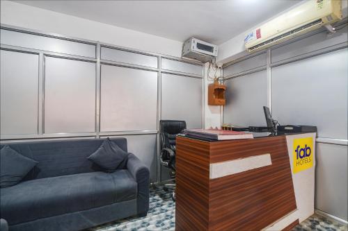 Cette chambre dispose d'un canapé et d'un bureau avec un ordinateur. dans l'établissement FabHotel Buddha Sunrise, à Patna