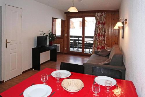 - un salon avec une table rouge et des verres à vin dans l'établissement Residence La Combe D Or - Appartement en résidence de standing MAE-6314, aux Orres