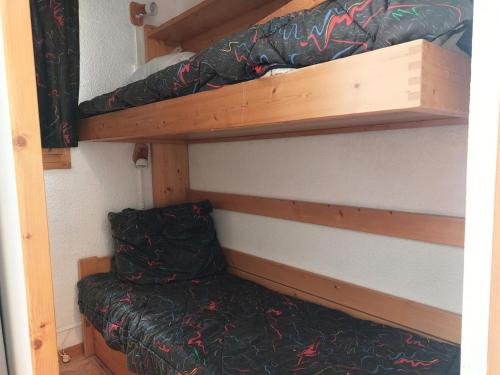 - un lit superposé et un canapé dans une chambre dans l'établissement Résidence Aigle - Jolie studio cabine 4 personnes à vallandry, proche des pistes MAE-1975, à Peisey-Nancroix