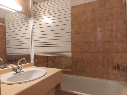 une salle de bain avec un lavabo, une baignoire et un miroir dans l'établissement Résidence Aigle - Jolie studio cabine 4 personnes à vallandry, proche des pistes MAE-1975, à Peisey-Nancroix