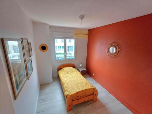 ラネステールにあるLe Halpert House- Yourhosthelper conciergerieの赤い壁のベッドルーム1室(ベッド1台付)