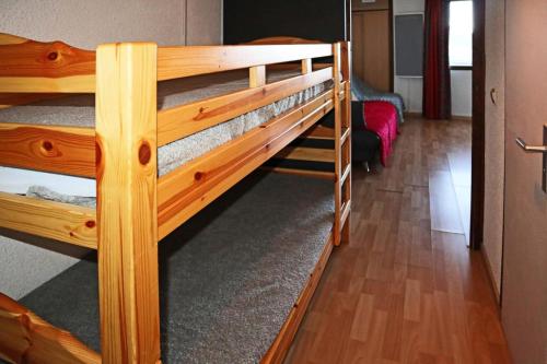 kilka łóżek piętrowych w pokoju w obiekcie Résidence Le Cairn - Studio pour 4 Personnes 054 w mieście Les Orres