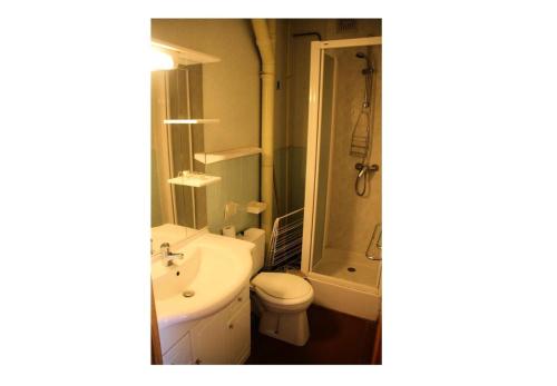 een badkamer met een wastafel, een toilet en een douche bij Résidence Bellevue A - maeva Home - Studio 4 Personnes - Budget 36 in Orcières