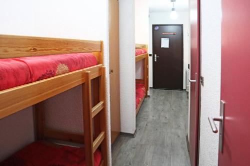 - un couloir avec 2 lits superposés dans une chambre dans l'établissement Résidence Le Cairn - Studio 6 personnes 1650 MAE-1914, aux Orres