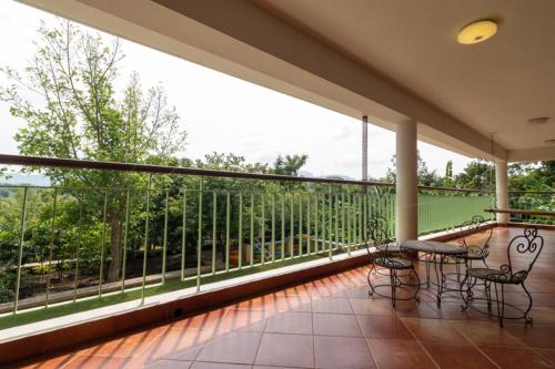 Un balcón o terraza de Grape County Eco Resort & Spa, Nashik