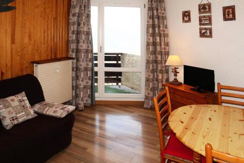 un salon avec une table à manger et une télévision dans l'établissement Résidence Le Boussolenc - Studio pour 4 personnes cœur de station MAE-0464, aux Orres