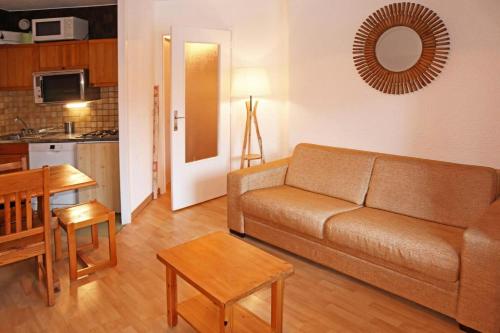 un salon avec un canapé et une table dans l'établissement Résidence Orr Des Cimes - ORRIANES DES CIMES 512 MAE-4534, aux Orres