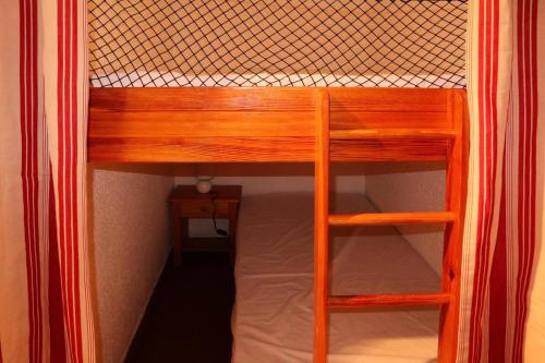 - un lit superposé avec une échelle au-dessus dans l'établissement Résidence Orr Des Cimes - ORRIANES DES CIMES 512 MAE-4534, aux Orres