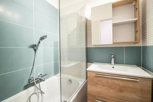 łazienka z prysznicem i umywalką w obiekcie Résidence Les Rives de L'Aure - maeva Home - Appartement 2 pièces 5 personnes - Sélection MAE-6737 w mieście Saint-Lary-Soulan