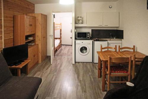 Il comprend un salon avec une table et une cuisine avec une salle à manger. dans l'établissement Résidence Orr Des Neiges - Superbe studio 4 personnes MAE-3504, aux Orres