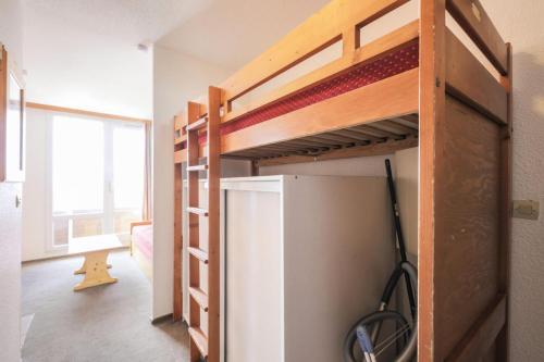 Cette chambre dispose de lits superposés et d'un réfrigérateur. dans l'établissement Résidence Les Horizons d'Huez - maeva Home - Appartement 2 pièces 5 personnes Confort MAE-7180, à Huez