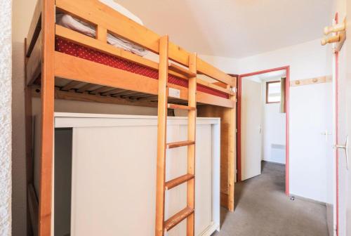 une chambre avec deux lits superposés dans une pièce dans l'établissement Résidence Les Horizons d'Huez - maeva Home - Appartement 2 pièces 5 personnes Confort MAE-7180, à Huez