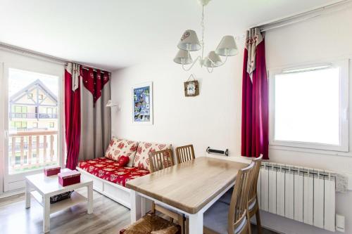 un salon avec une table et un canapé dans l'établissement Résidence Le Thabor - maeva Home - Appartement 2 Pièces 5 Personnes - Confort MAE-6973, à Le Désert