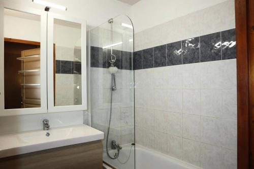 La salle de bains est pourvue d'un lavabo et d'une douche en verre. dans l'établissement Résidence Les Colchiques - 2 Pièces pour 6 Personnes 604, aux Orres