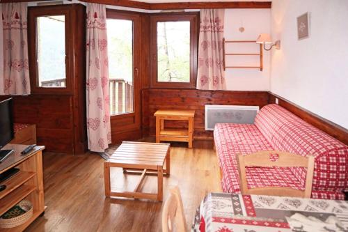 un salon avec un canapé et une table dans l'établissement Résidence Le Belvedere - GRAND STUDIO 5 PERSONNES CENTRE STATION MAE-6634, aux Orres