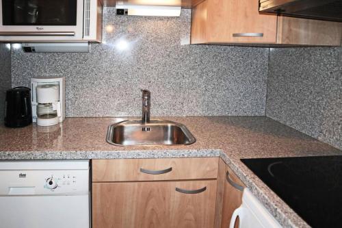 une cuisine avec un évier et un plan de travail dans l'établissement Résidence Le Belvedere - GRAND STUDIO 5 PERSONNES CENTRE STATION MAE-6634, aux Orres