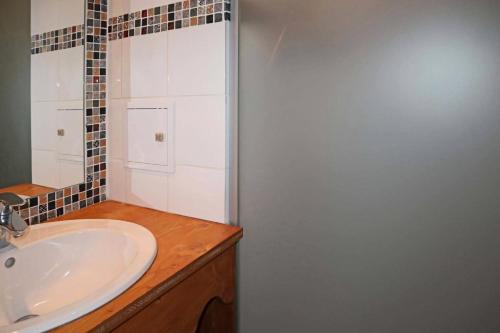 une salle de bain avec un lavabo et un miroir dans l'établissement Résidence Le Belvedere - GRAND STUDIO 5 PERSONNES CENTRE STATION MAE-6634, aux Orres