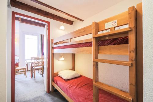 - une chambre avec des lits superposés et une salle à manger dans l'établissement Résidence Les Horizons d'Huez - maeva Home - Appartement 2 Pièces 6 Personnes - Confort MAE-8120, à Huez
