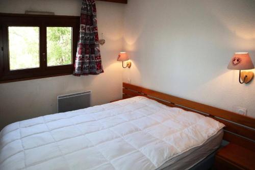 une chambre avec un lit blanc et une fenêtre dans l'établissement Résidence Le Belvedere - APPARTEMENT N° 601 LE BELVEDERE MAE-6784, aux Orres