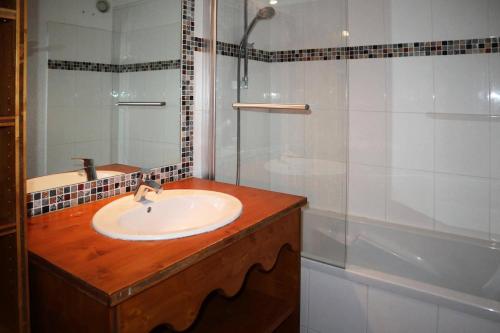 une salle de bain avec un lavabo et une douche dans l'établissement Résidence Le Belvedere - APPARTEMENT N° 601 LE BELVEDERE MAE-6784, aux Orres
