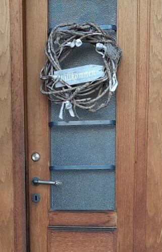a door with a wreath on it with a rope at Ferienwohnung Florida in Stein