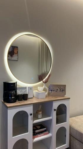 a dressing table with a mirror on top of it at استديو انيق بدخول ذاتي مستقل in Riyadh