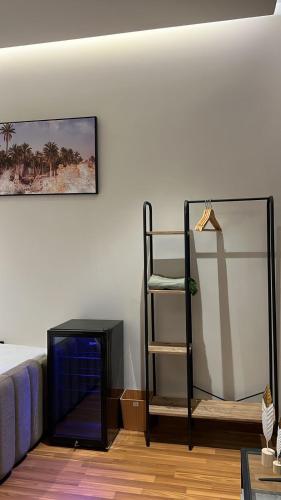 a living room with a shelf and a mirror at استديو انيق بدخول ذاتي مستقل in Riyadh