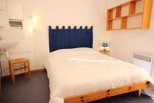 sypialnia z dużym łóżkiem z niebieskimi drzwiami w obiekcie Résidence Presles - Bel appartement 3 pièces 7 personnes à Vallandry dans un quartier calme et proche des pistes MAE-2013 w mieście Peisey-Nancroix