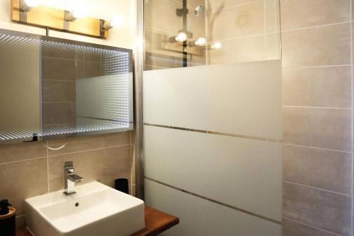 a bathroom with a sink and a mirror at Résidence Les Carlines - Studio équipé pour 4 personnes vue pistes MAE-0214 in Les Orres