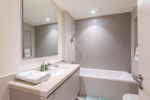 ドバイにあるURBANA III STACKED HOUSE -Dubai Southのバスルーム(シンク、バスタブ、鏡付)