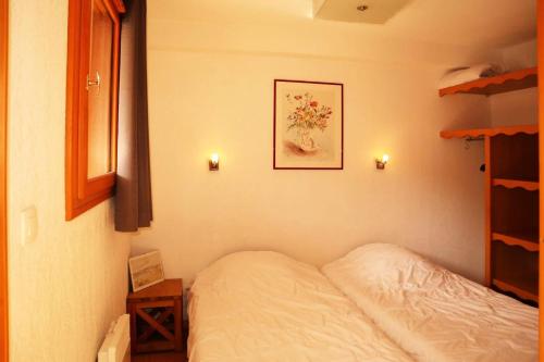 a bedroom with a white bed in a room at Résidence Parc Des Airelles - 2 Pièces pour 6 Personnes 524 in Les Orres