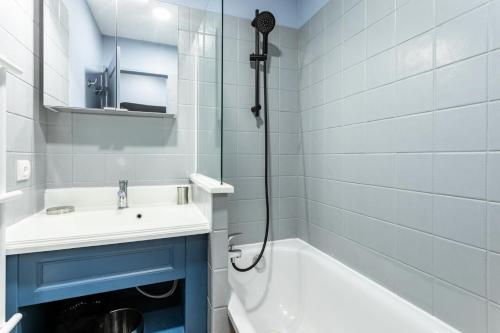 une salle de bain avec une baignoire, un lavabo et une douche dans l'établissement Résidence L'Albane - maeva Home - Appartement moderne 2 pièces 6 personnes - Prestige - super Home MAE-1818, à Vars