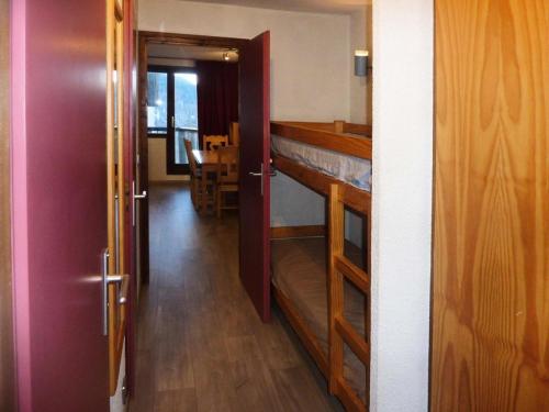 une chambre avec une porte s'ouvrant sur une chambre avec une table dans l'établissement Résidence Le Cairn - Studio 4/6 personnes MAE-7344, aux Orres