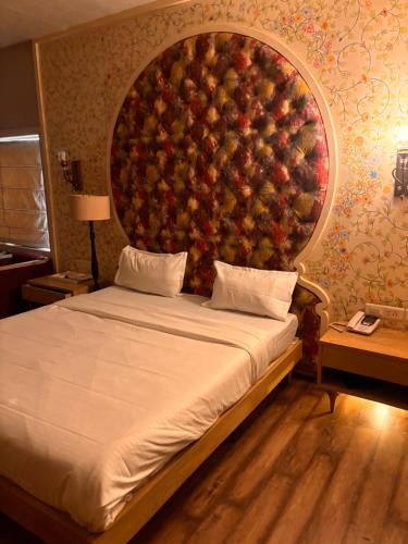 ジャイプールにあるJaipur heritage Roomの壁にリンゴの大絵が描かれたベッドルーム