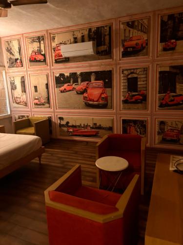 Jaipur heritage Room في جايبور: غرفة مع غرفة مع سيارات على الحائط