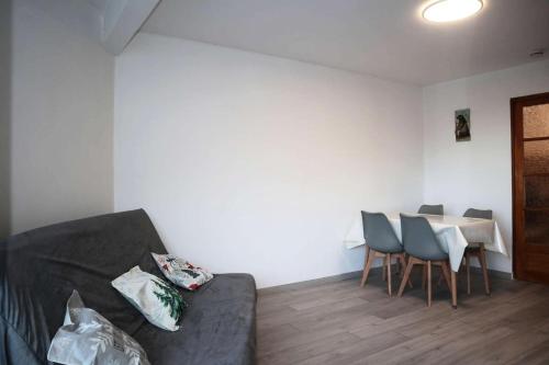 un salon avec un canapé, des chaises et une table dans l'établissement Résidence Les Cembros - Studio équipé pour 4 personnes MAE-1974, à Le Mélézet