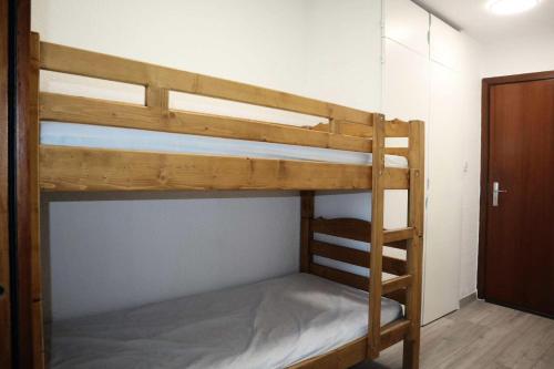 une chambre avec deux lits superposés dans une pièce dans l'établissement Résidence Les Cembros - Studio équipé pour 4 personnes MAE-1974, à Le Mélézet